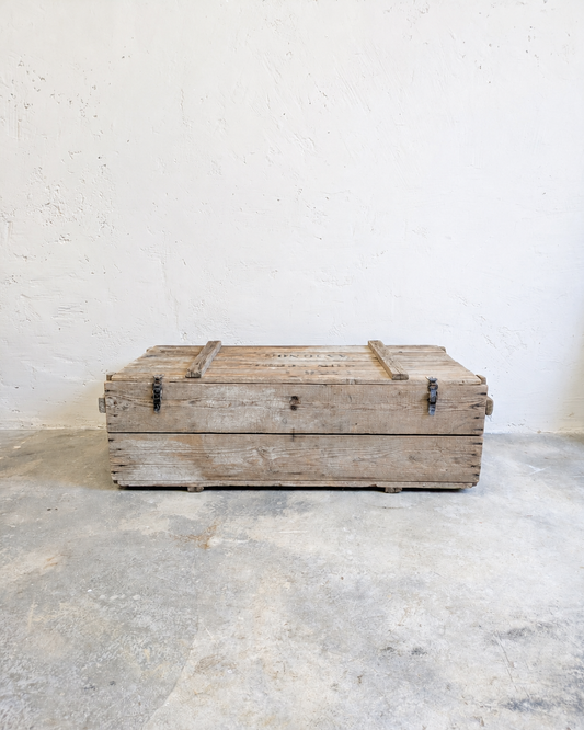 Coffre ancien en bois massif