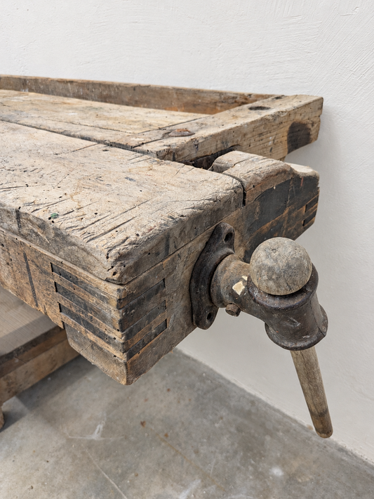 Établi ancien en bois patiné