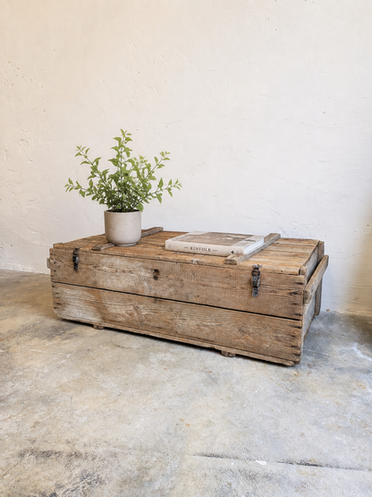 Coffre ancien en bois massif