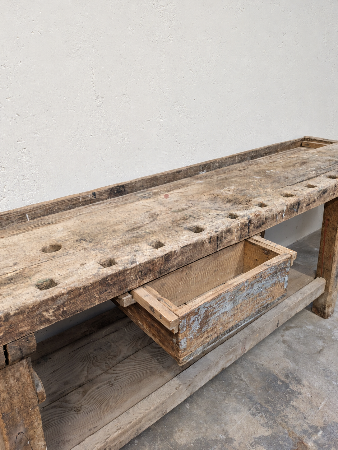 Établi ancien en bois patiné