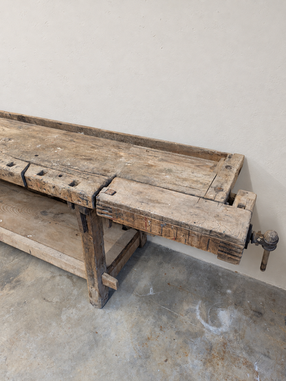 Établi ancien en bois patiné