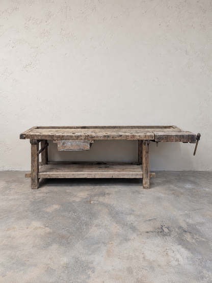 Établi ancien en bois patiné