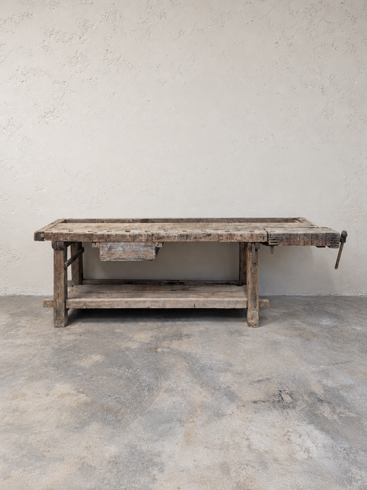 Établi ancien en bois patiné
