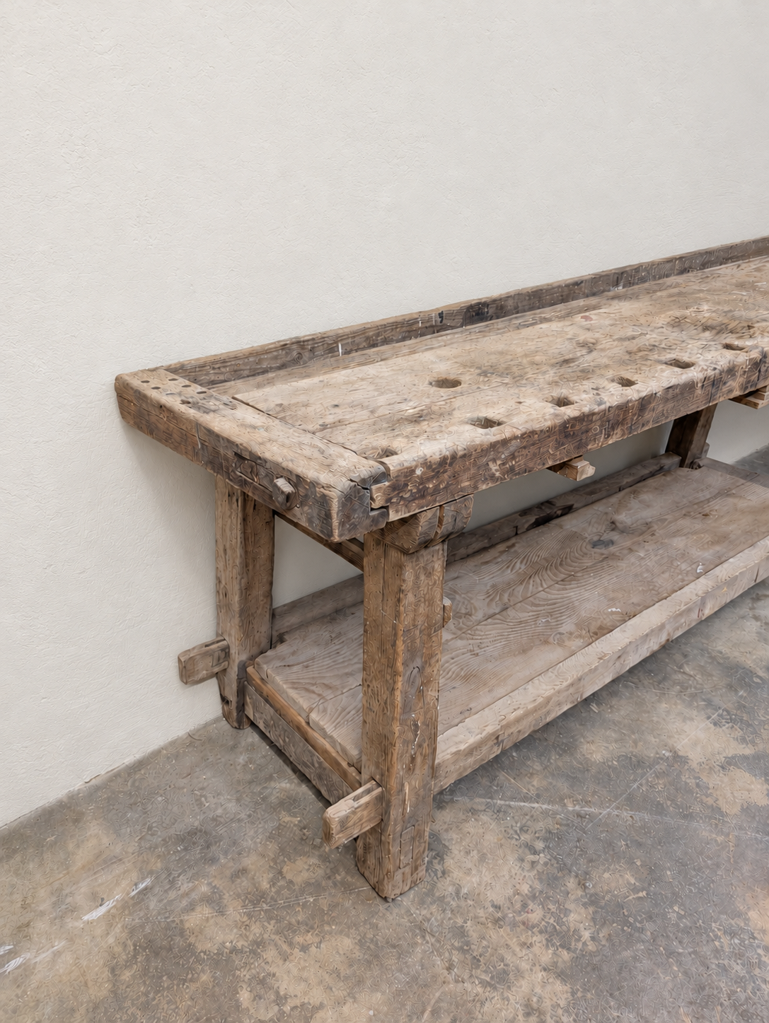 Établi ancien en bois patiné