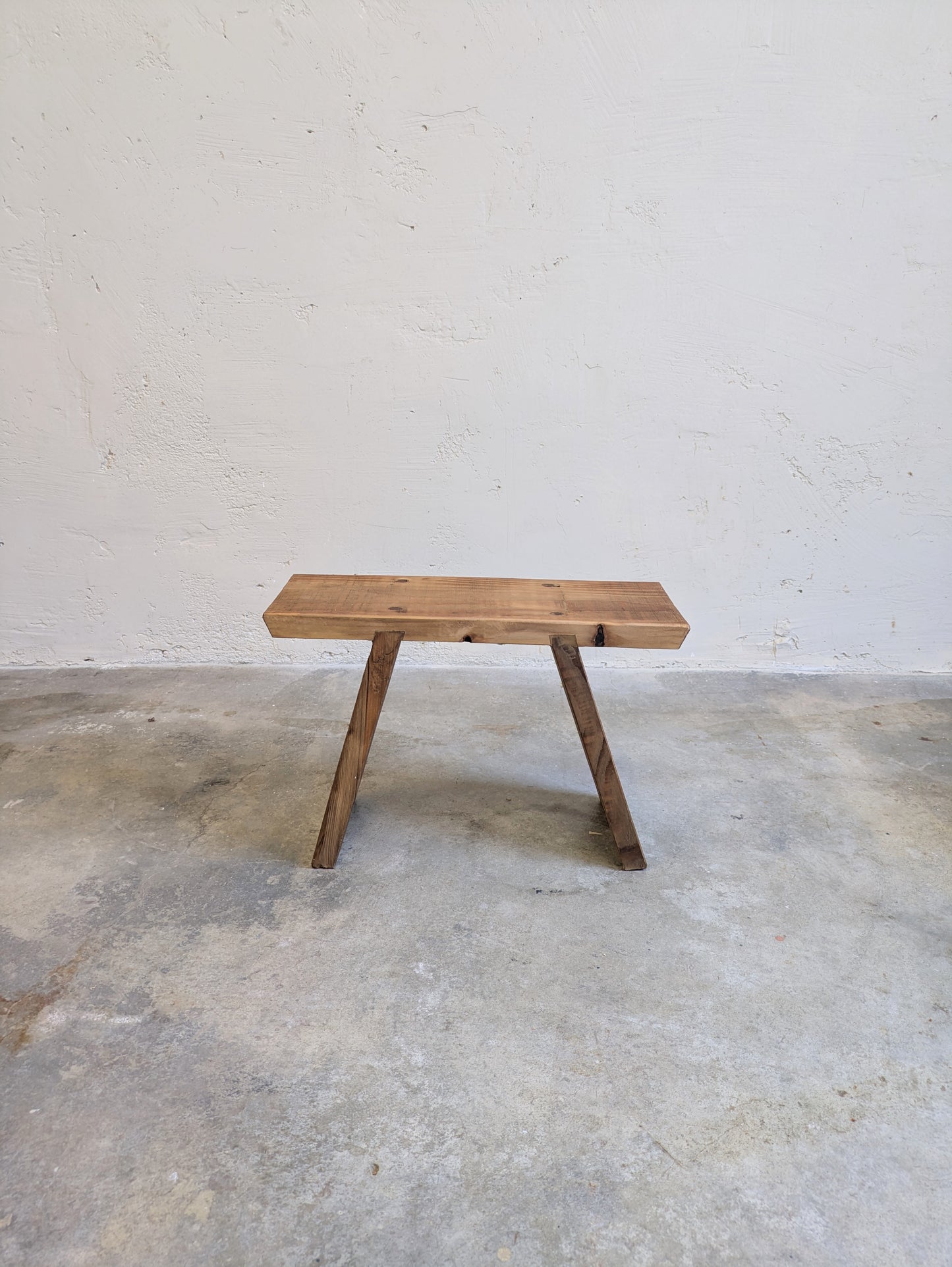 Banc artisanal en bois ancien