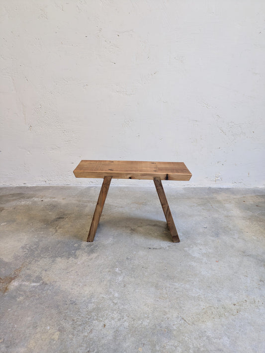 Banc artisanal en bois ancien