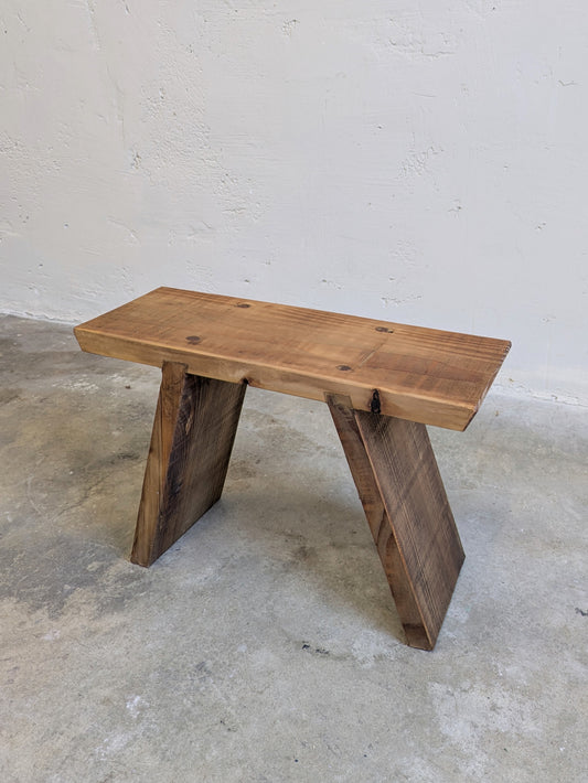 Banc artisanal en bois ancien