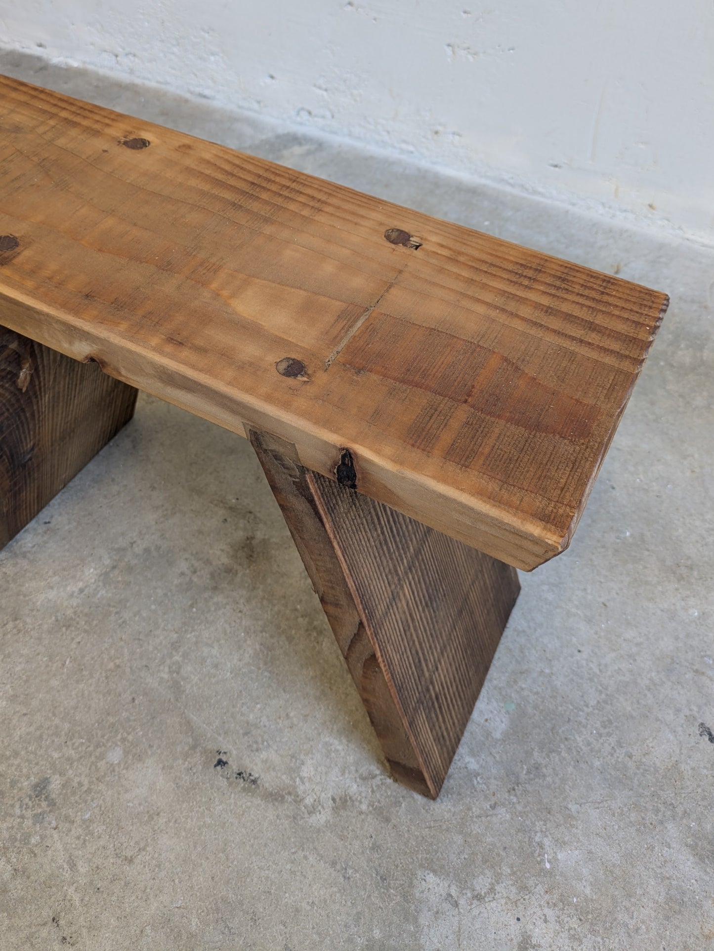 Banc artisanal en bois ancien