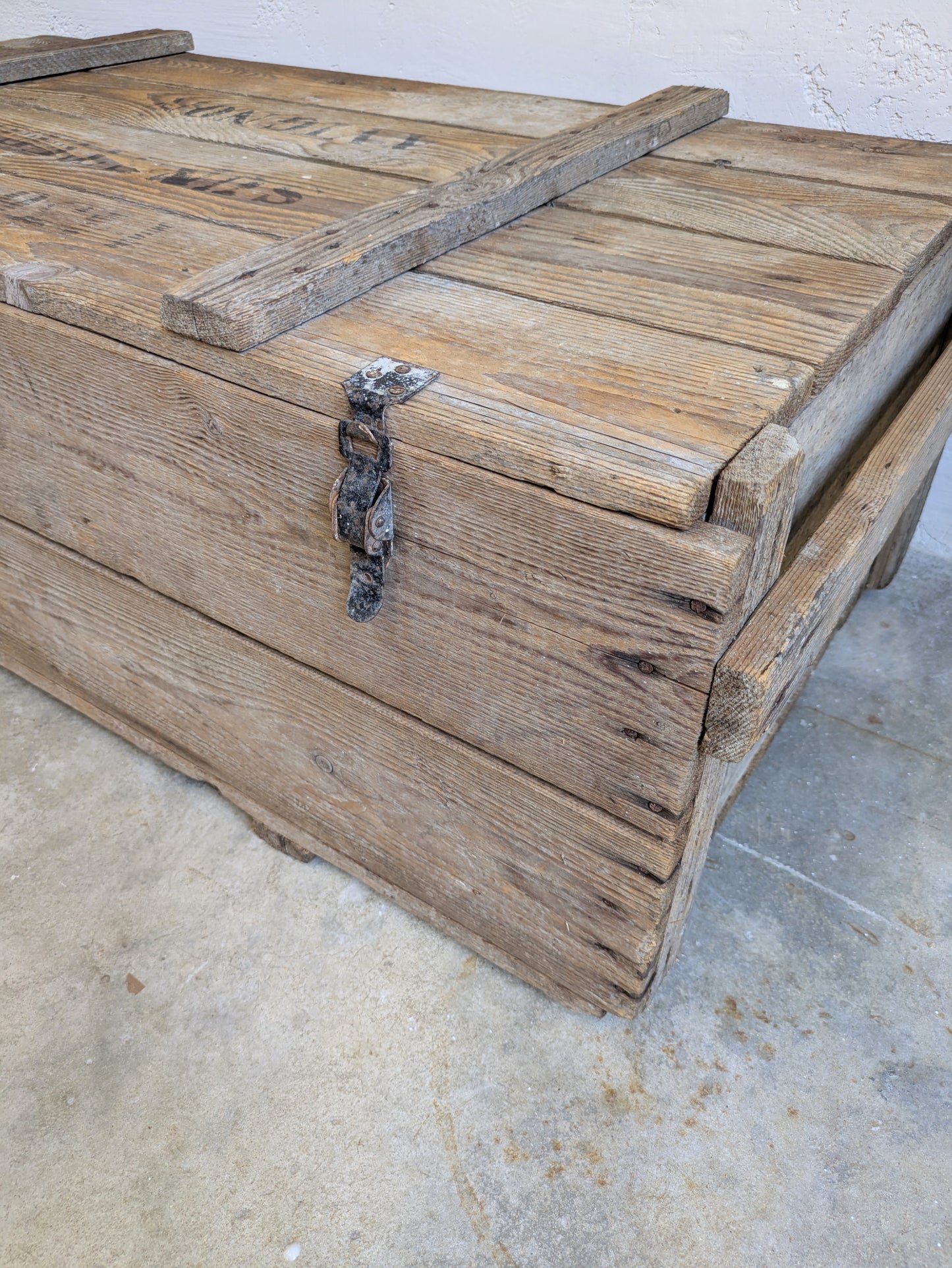 Coffre ancien en bois massif