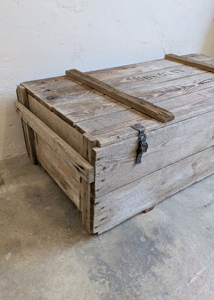 Coffre ancien en bois massif