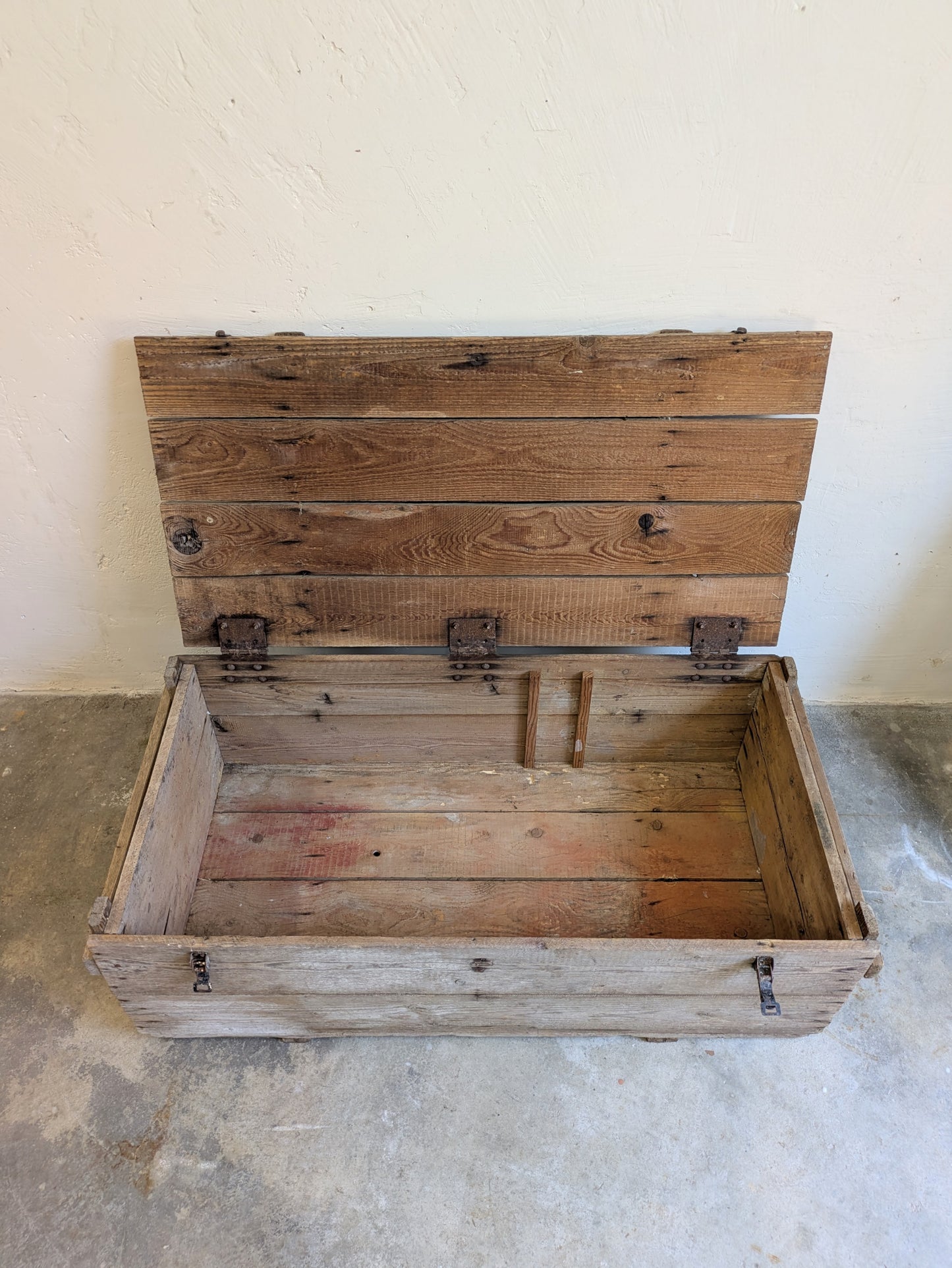 Coffre ancien en bois massif
