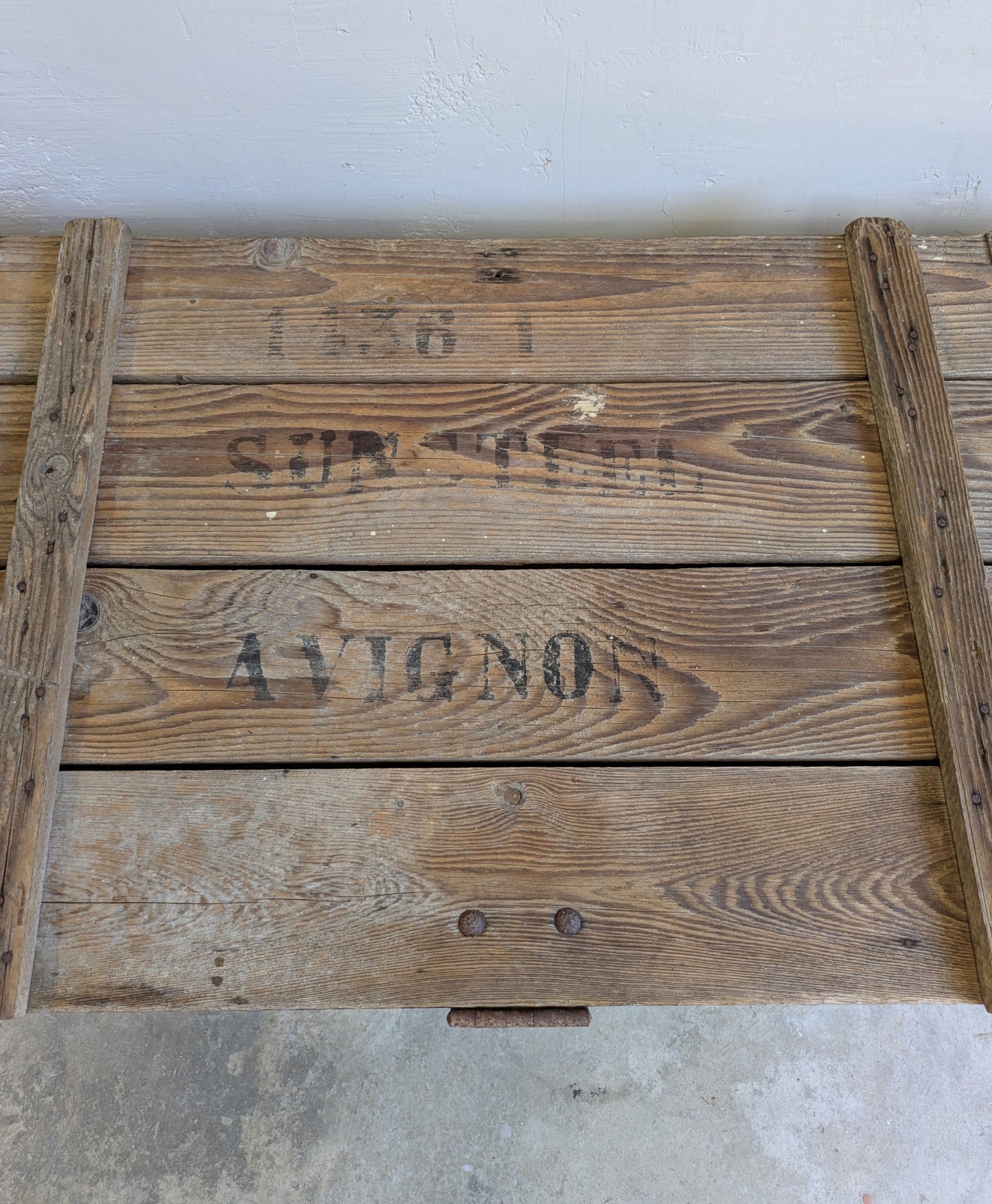 Coffre ancien en bois massif